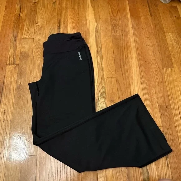 Reebok Women’s Black Flare Leggings Size Medium - Picture 1 of 6